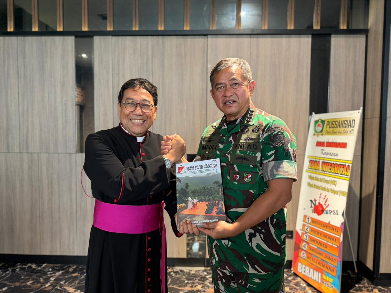 Romo Yos Bintoro Serahkan Buku, KSAD Dukung Pelayanan Keuskupan TNI - Polri