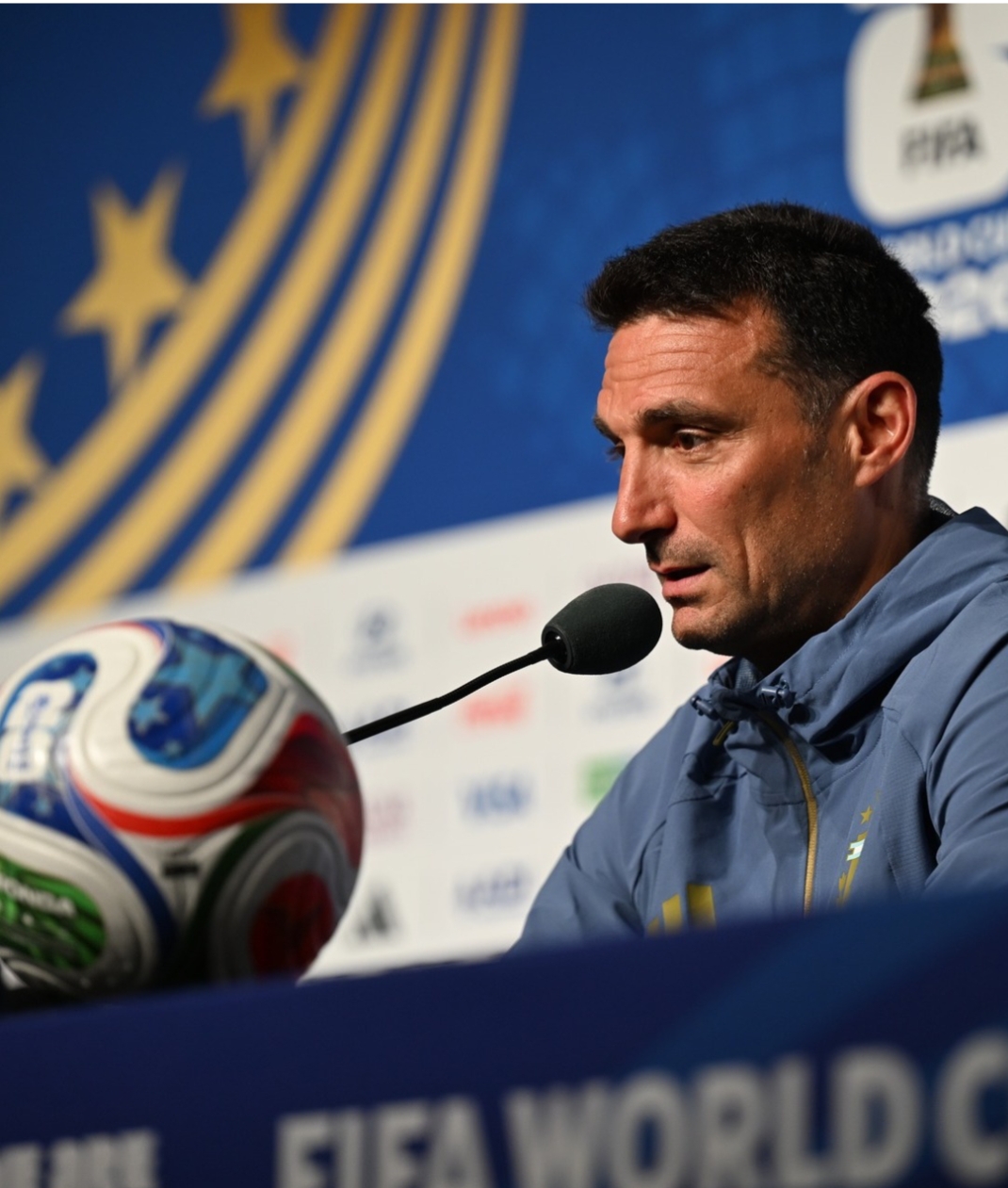 Lionel Scaloni Menangis Bersama Lionel Messi saat Dirinya Diliputi Emosi, Pelatih Mesir Salahkan Wasit