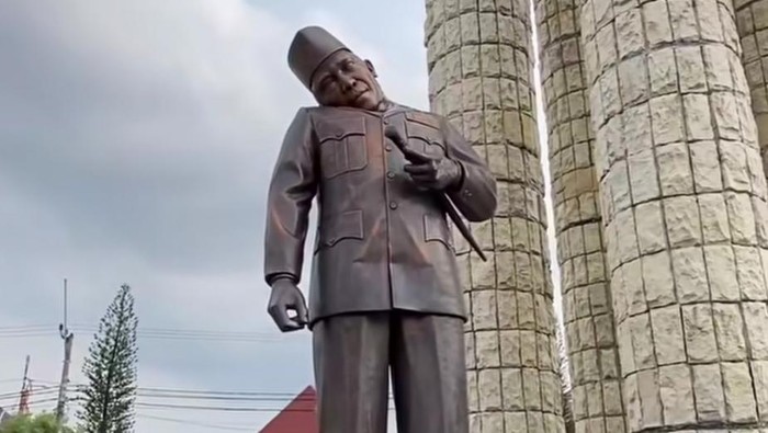 Duh, Leher Patung Soekarno di Indramayu Miring Gara-Gara Tertimpa Tenda