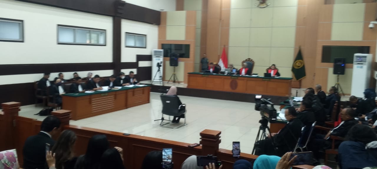 Sidang Perdana dr. Tifa Jadi Awal Proses Hukum, Disertasi Menanti