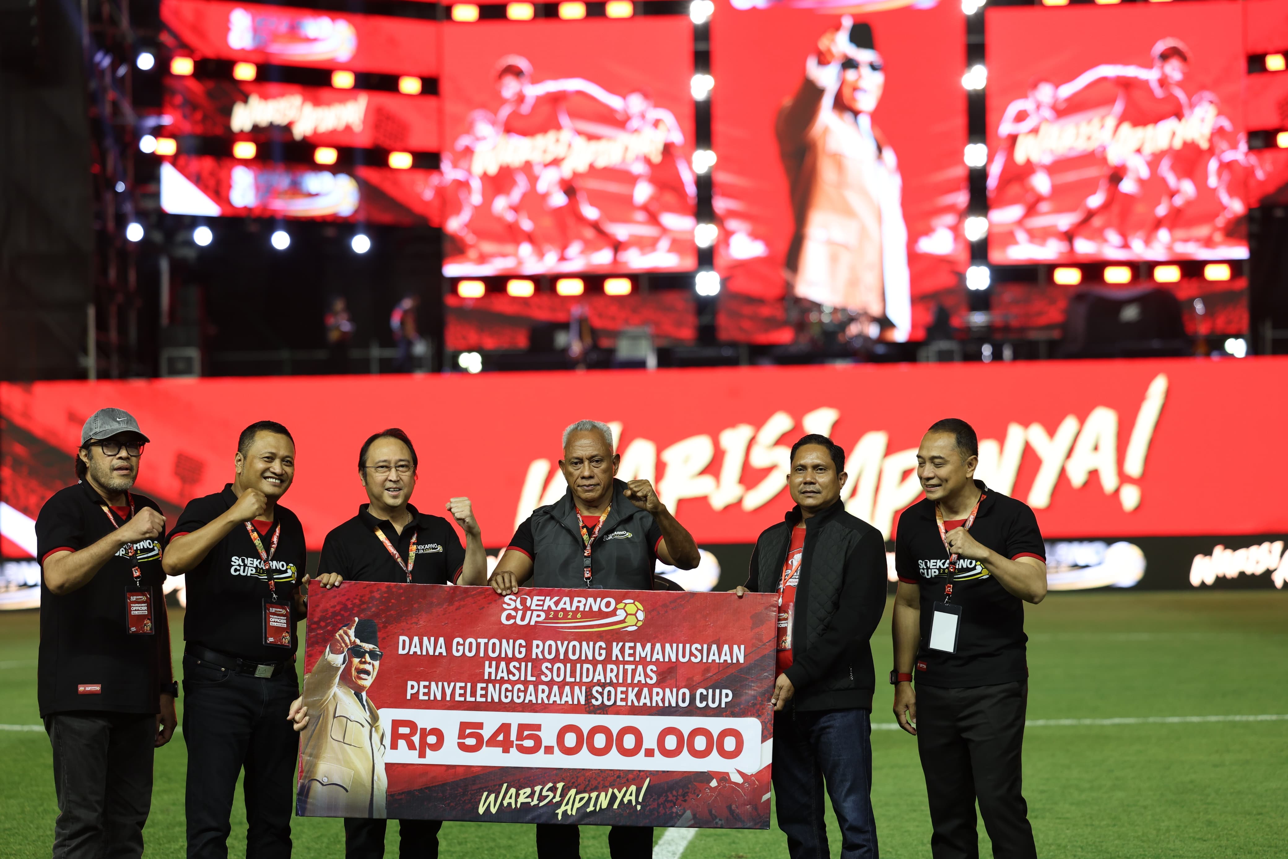 Prananda Prabowo Serahkan Bantuan Dana Gotong Royong untuk Korban Gempa NTT di Final Soekarno Cup