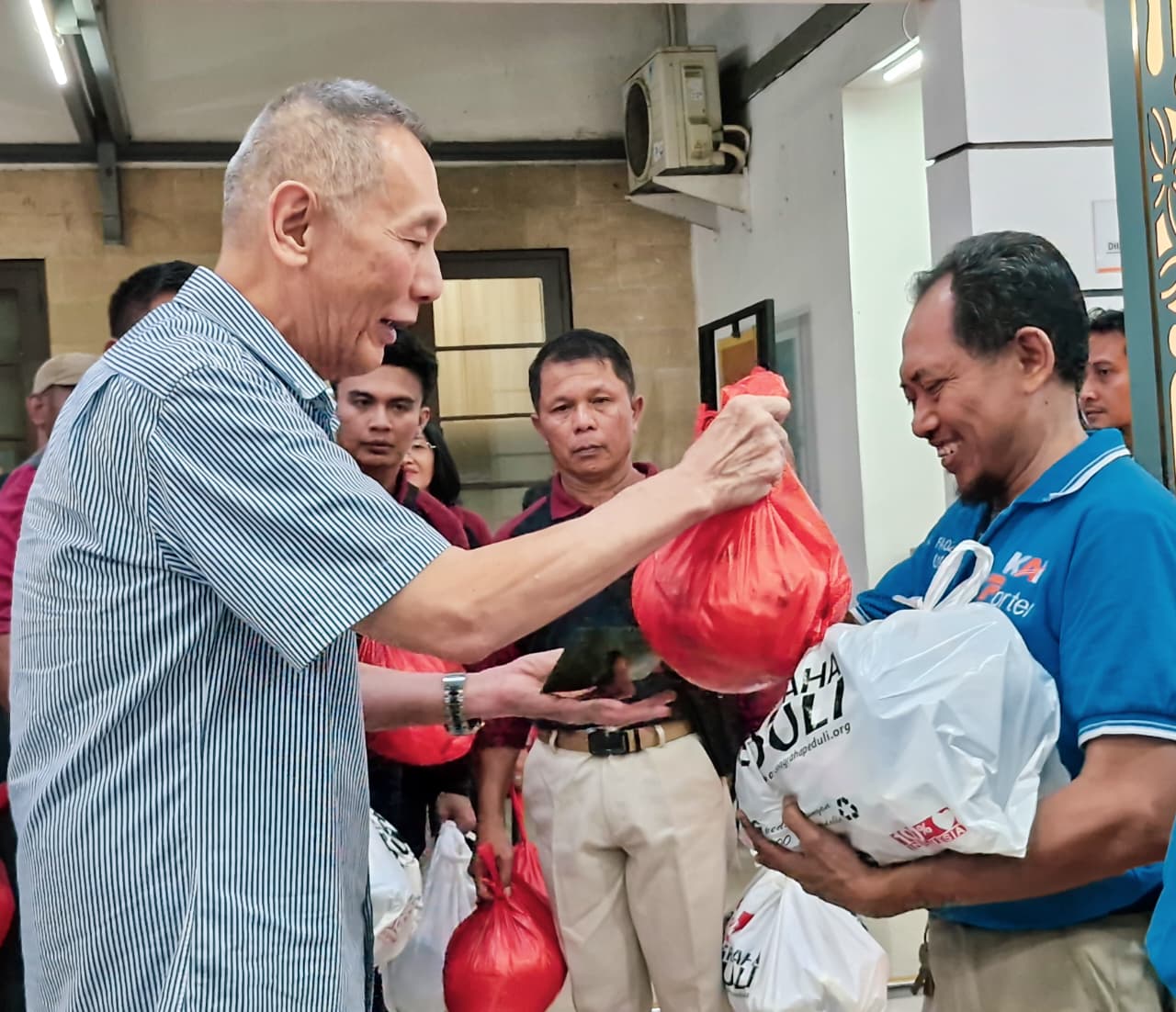 Babah Alun Bersama Artha Graha Peduli Salurkan Bantuan untuk Ratusan Pekerja Informal di Jakarta