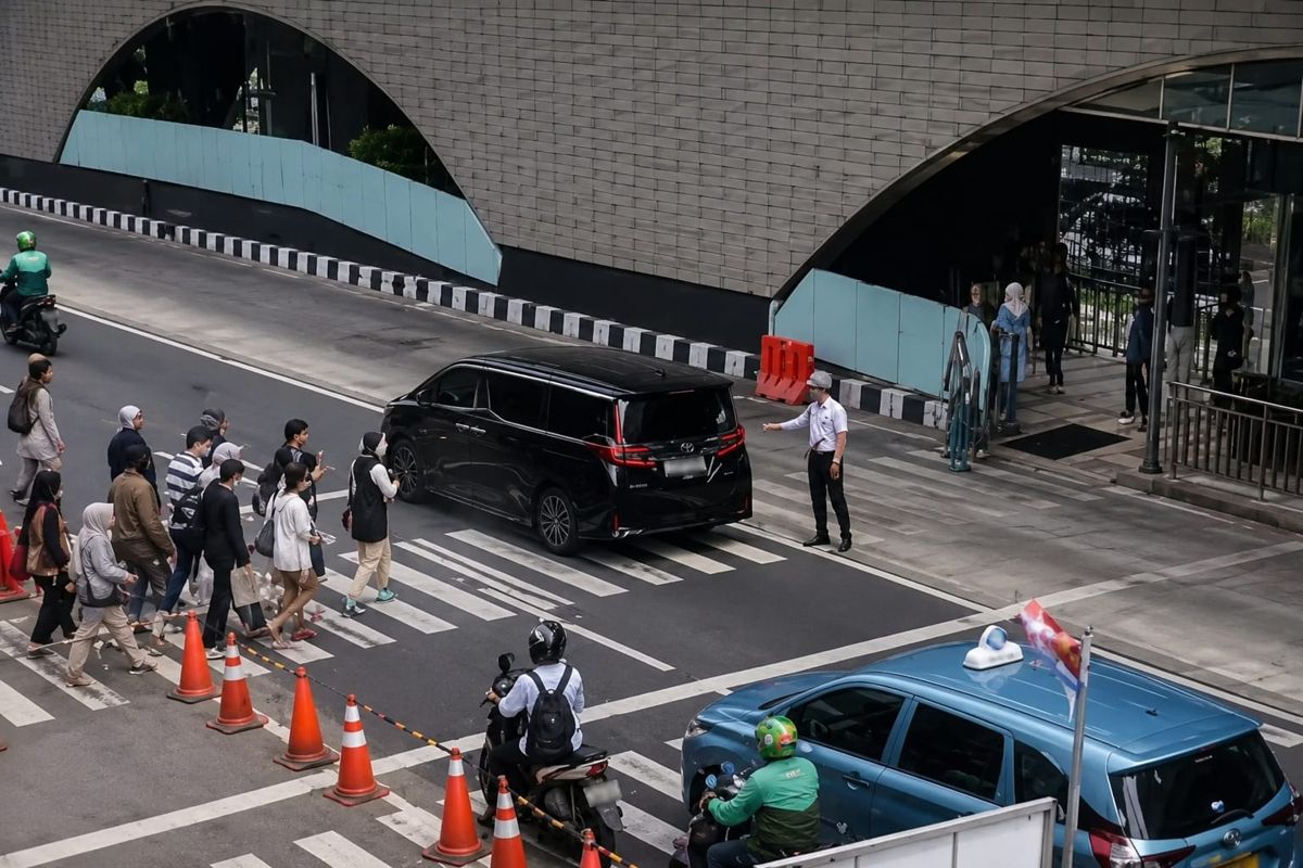 Ternyata, Ini Pemilik Alphard Viral di Zebra Cross Bundaran HI