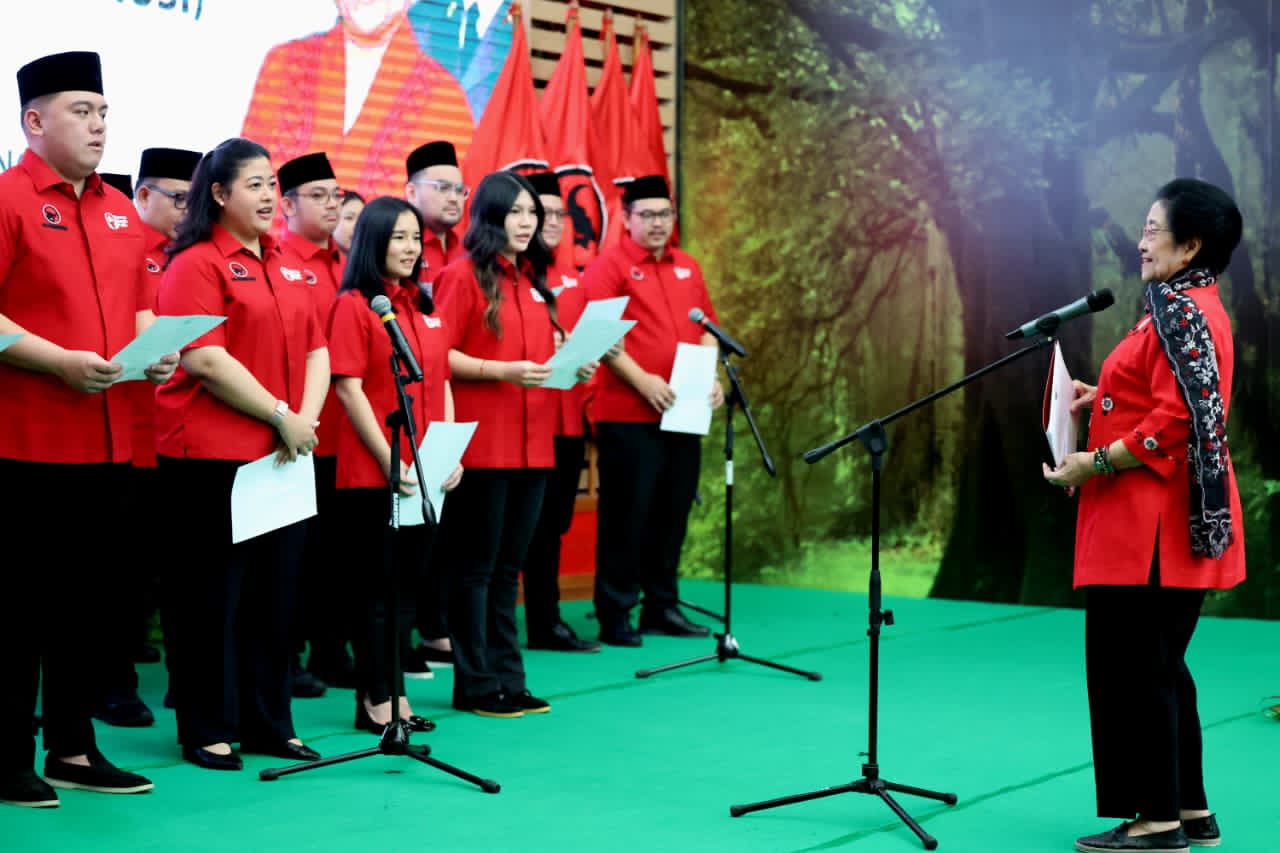 Megawati Lantik Pinka Haprani, Falah Amru, dan Andi Widjajanto Pimpin Sayap dan Badan PDIP