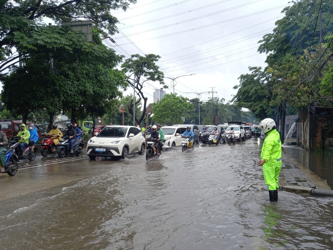 Hujan Deras Semalaman Guyur dan Genangi 61 RT dan 6 Ruas Jalan di Jakarta