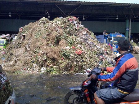 Lega, Sampah Menggunung di Pasar Kramat Jati Berhasil Diangkut