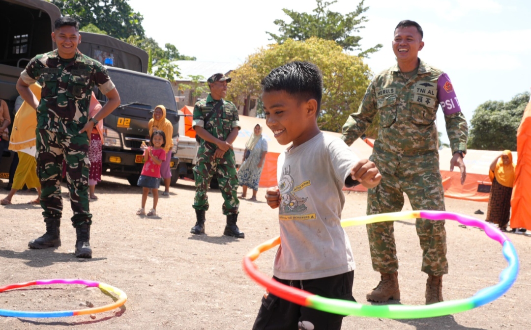 Puspsi TNI dan Kodim 1612/Manggarai serta Yonif TP 834/WM Berikan Trauma Healing untuk Penyintas Gempa NTT