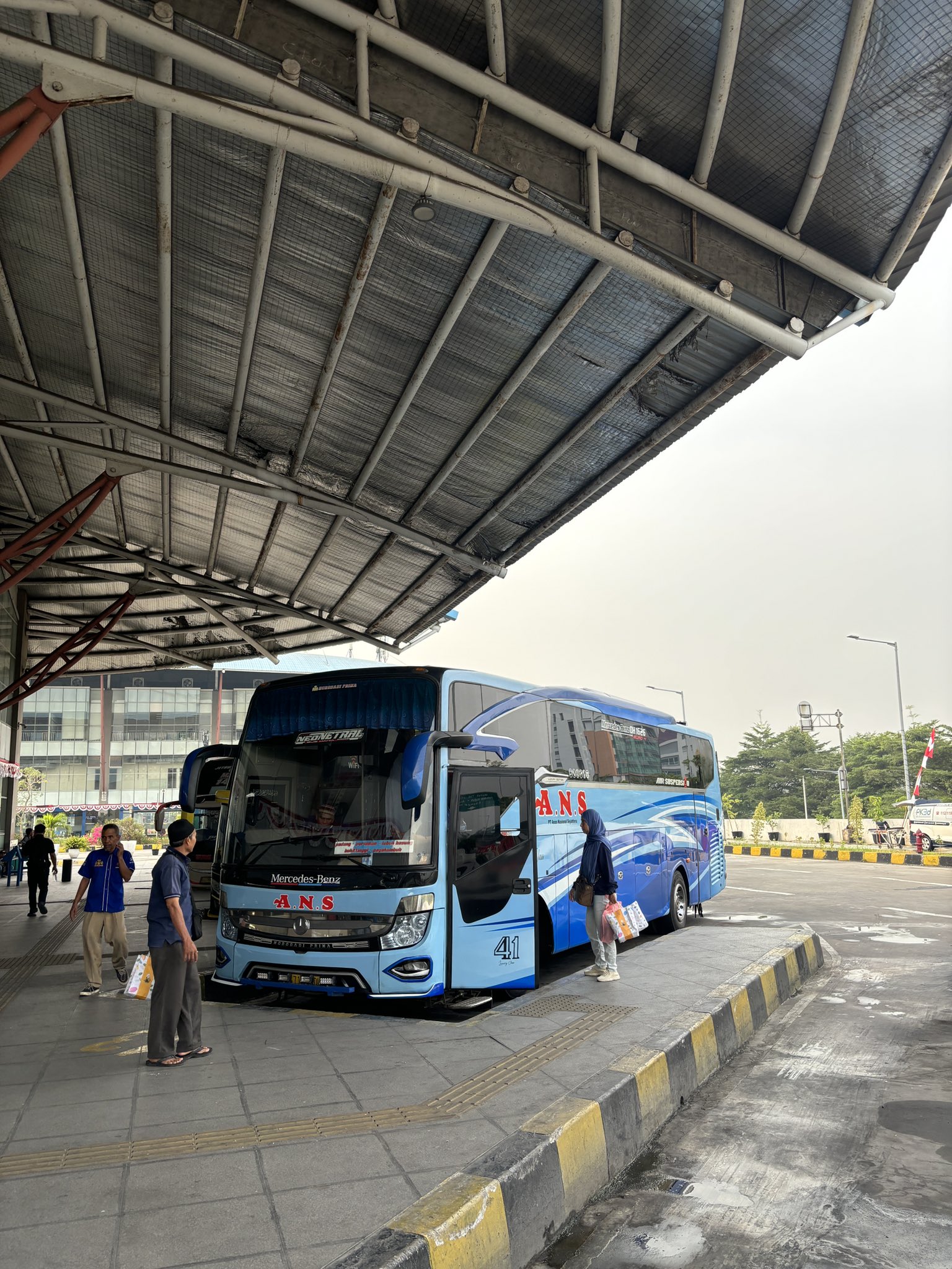 Mangkal di Flyover Pasar Rebo, Pemkot Jatim Tertibkan 6 Bus AKAP