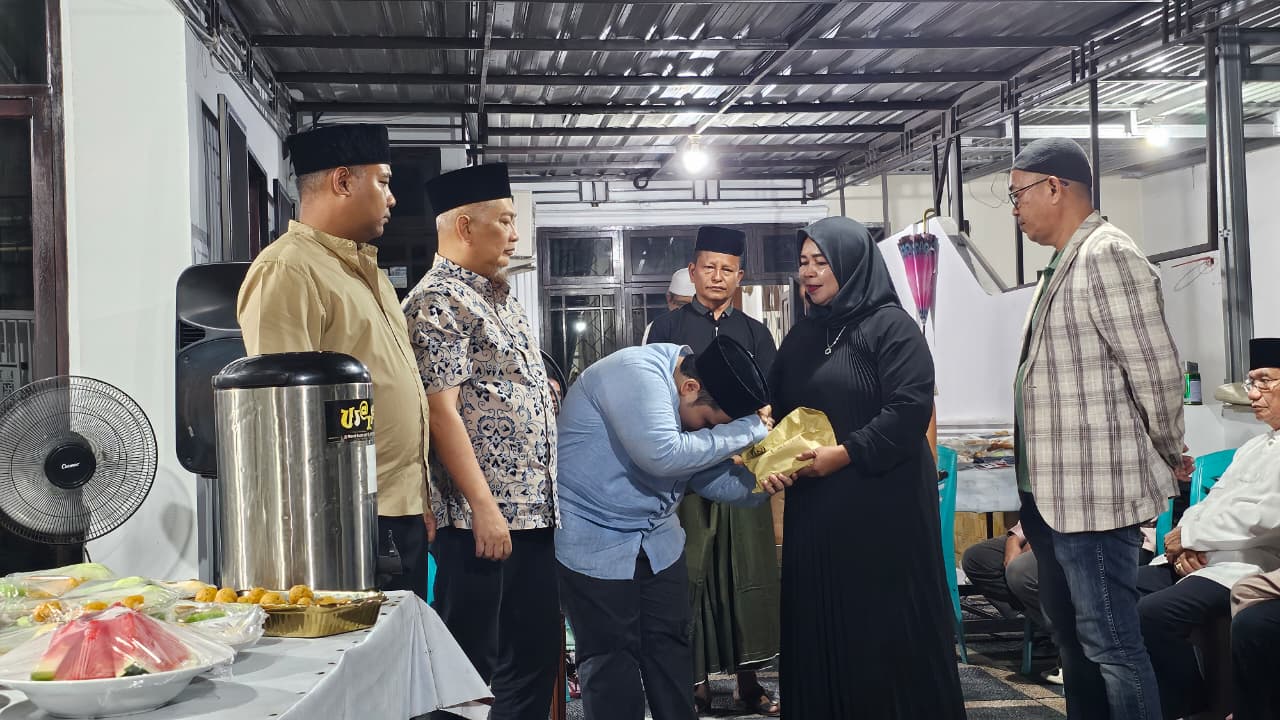 PWI Pusat Serahkan Uang Duka untuk Keluarga Almarhum Zulmansyah Sekedang di Pekanbaru