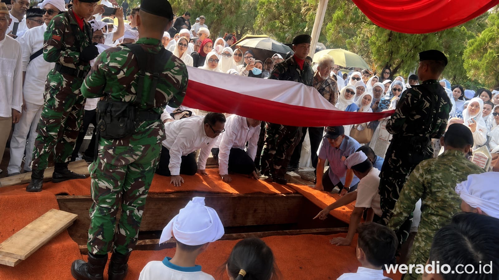 Anggota DPR RI Fraksi Partai NasDem Rachmat Gobel Dimakamkan di TMP Kalibata