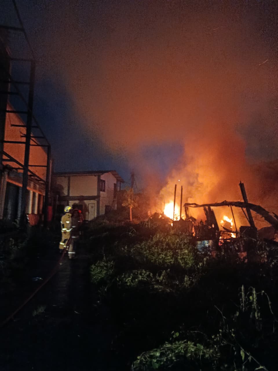 Kebakaran di Malam Takbiran, 9 Jongko di Pasar Ciroyom Dilalap Si Jago Merah