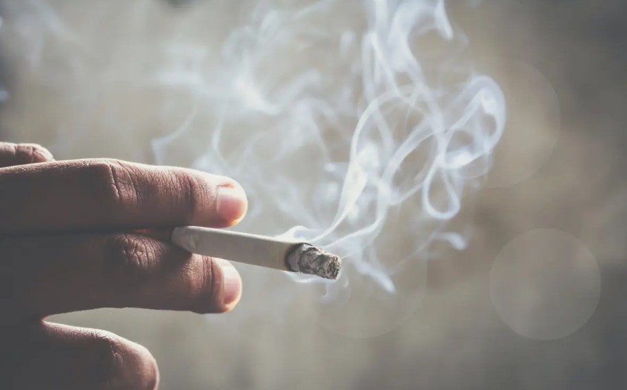 Viral, Anggota DPRD Kota Depok Terekam Menyalakan Rokok di Kawasan Tanpa Rokok