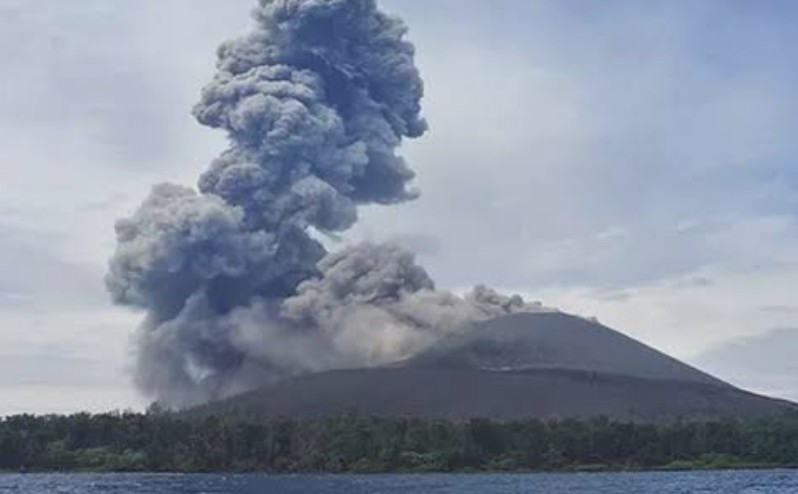 Abu Vulkanik Gunung Anak Krakatau Meluas, Warga Lampung Diimbau Disiplin Gunakan Masker