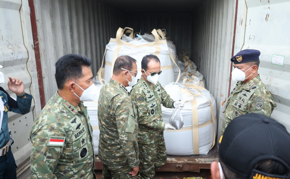 Begini Kronologis Penangkapan Kapal Penyelundup LTJ dan Radioaktif Ilegal di Batam