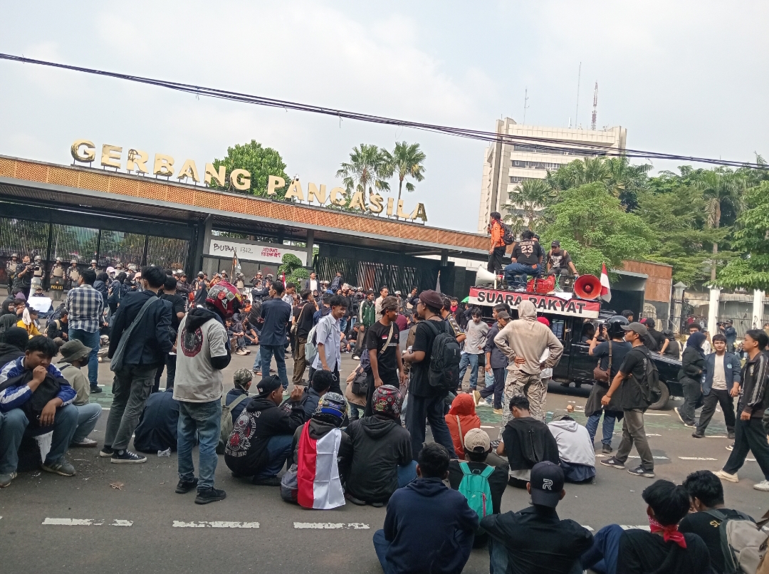 Polisi Bebaskan Ratusan Remaja Pendemo di Gedung DPR, Orang Tua Nangis dan Tertawa