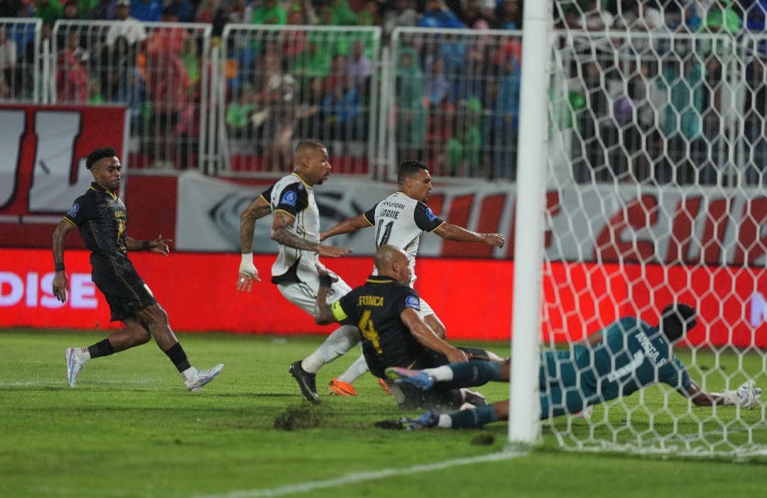 Sepuluh Pemain Persija Jakarta Taklukkan Malut United, Macan Kemayoran  Pepet Persib Bandung