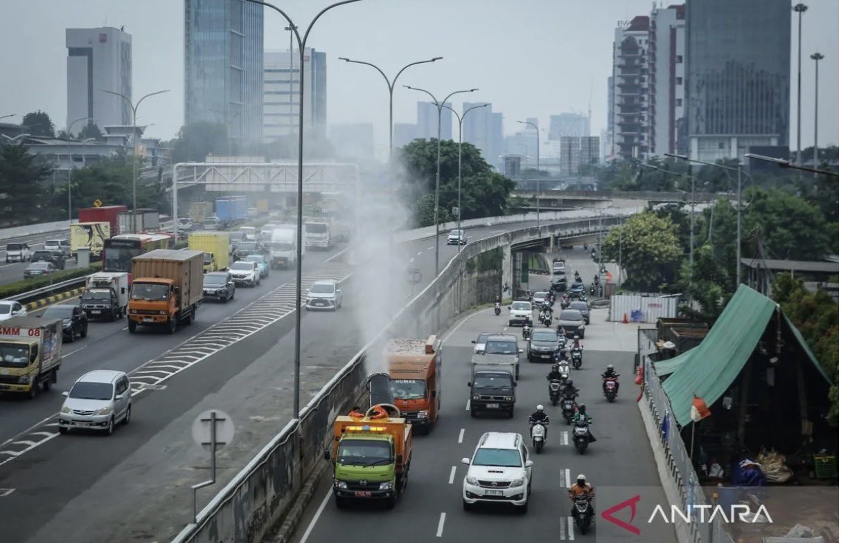 DKI Semprot Jalan Fatmawati dan TB Simatupang dengan Kabut Air, Ada Apa? 