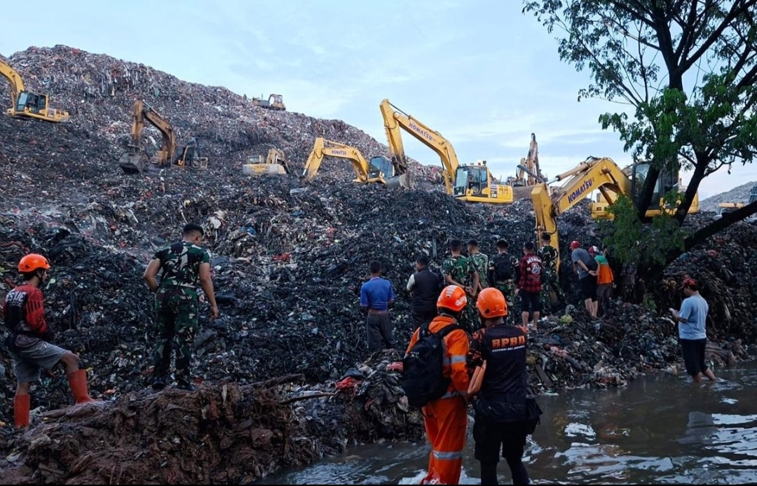 Dinas LH Jakarta Langsung Aktifkan Operasi Tanggap Darurat untuk Atasi Longsor Sampah di TPST Bantargebang