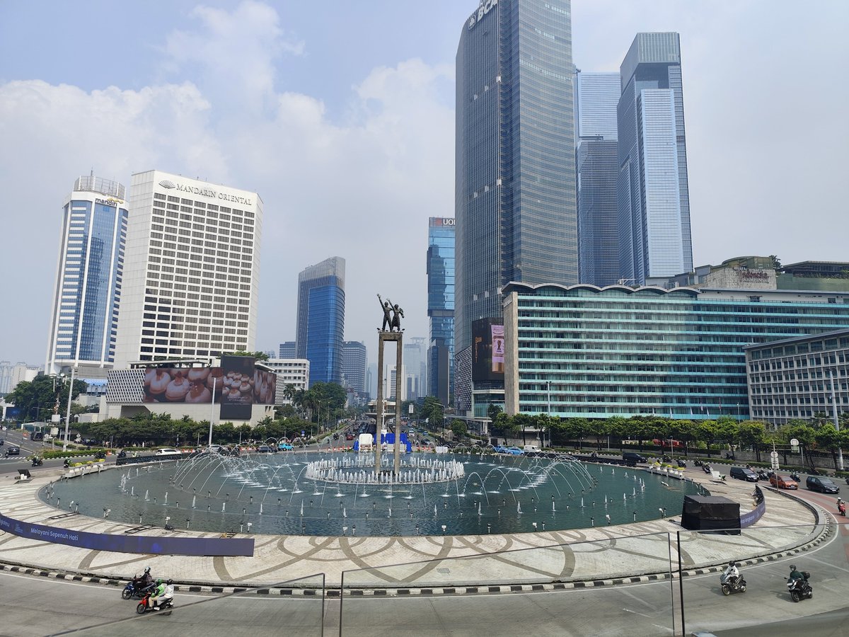 Warga Jakarta Kepo dan Malah Menunggu Demi di Bundaran Hi dari Sky View Deck