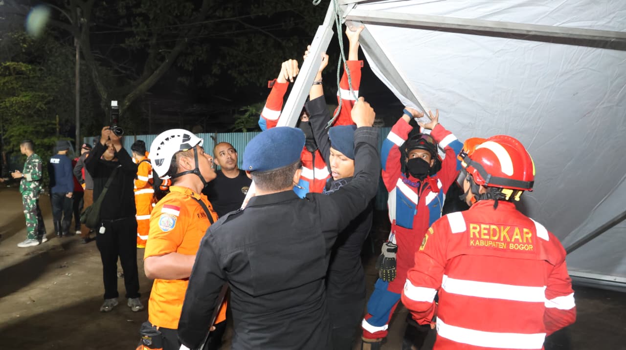 Gunung Sampah Bantargebang Longsor, 4 Orang Tewas dan Sejumlah Truk Tertimbun