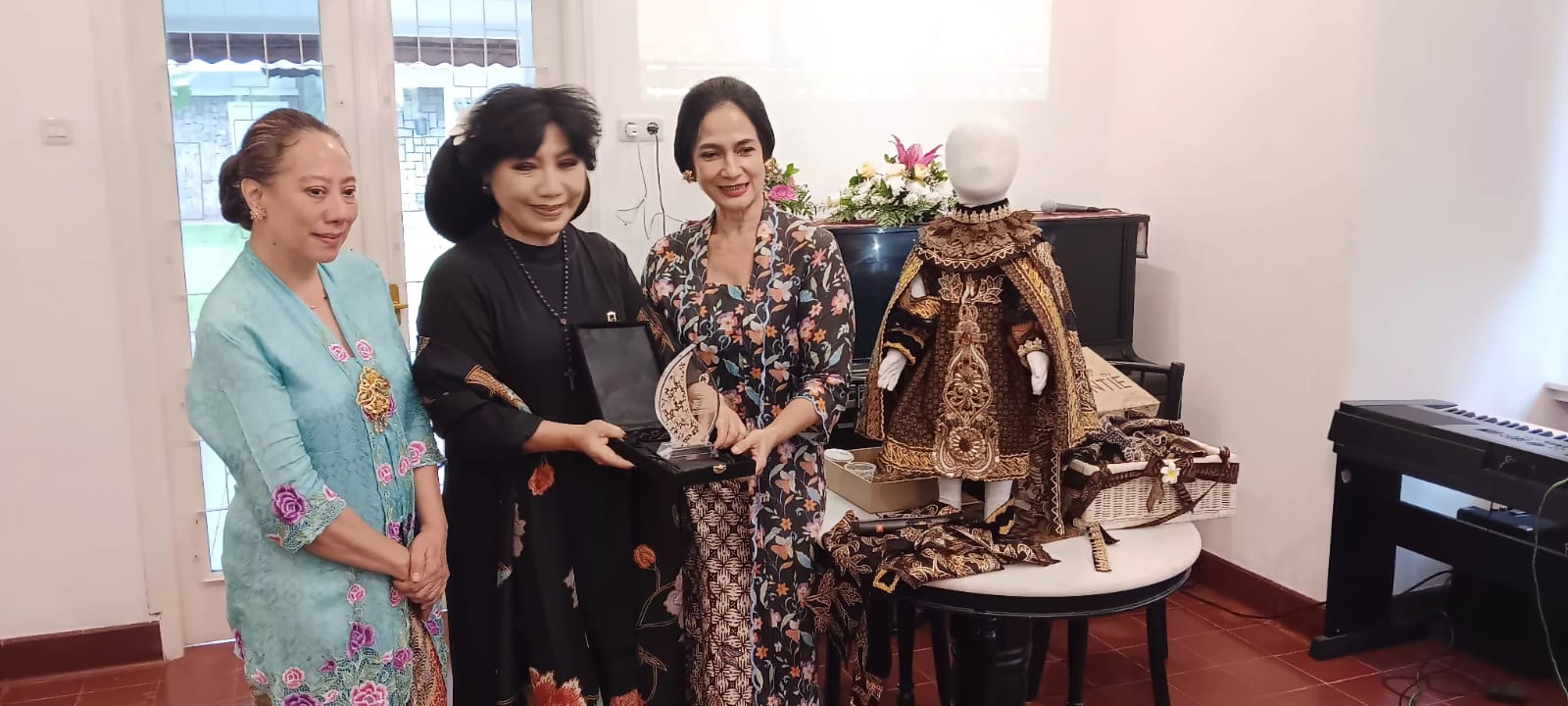 Tresna Suci, Kebaya Menari Kolaborasi Anne Avantie untuk Diplomasi Budaya dengan Sentuhan Katolik ke Praha