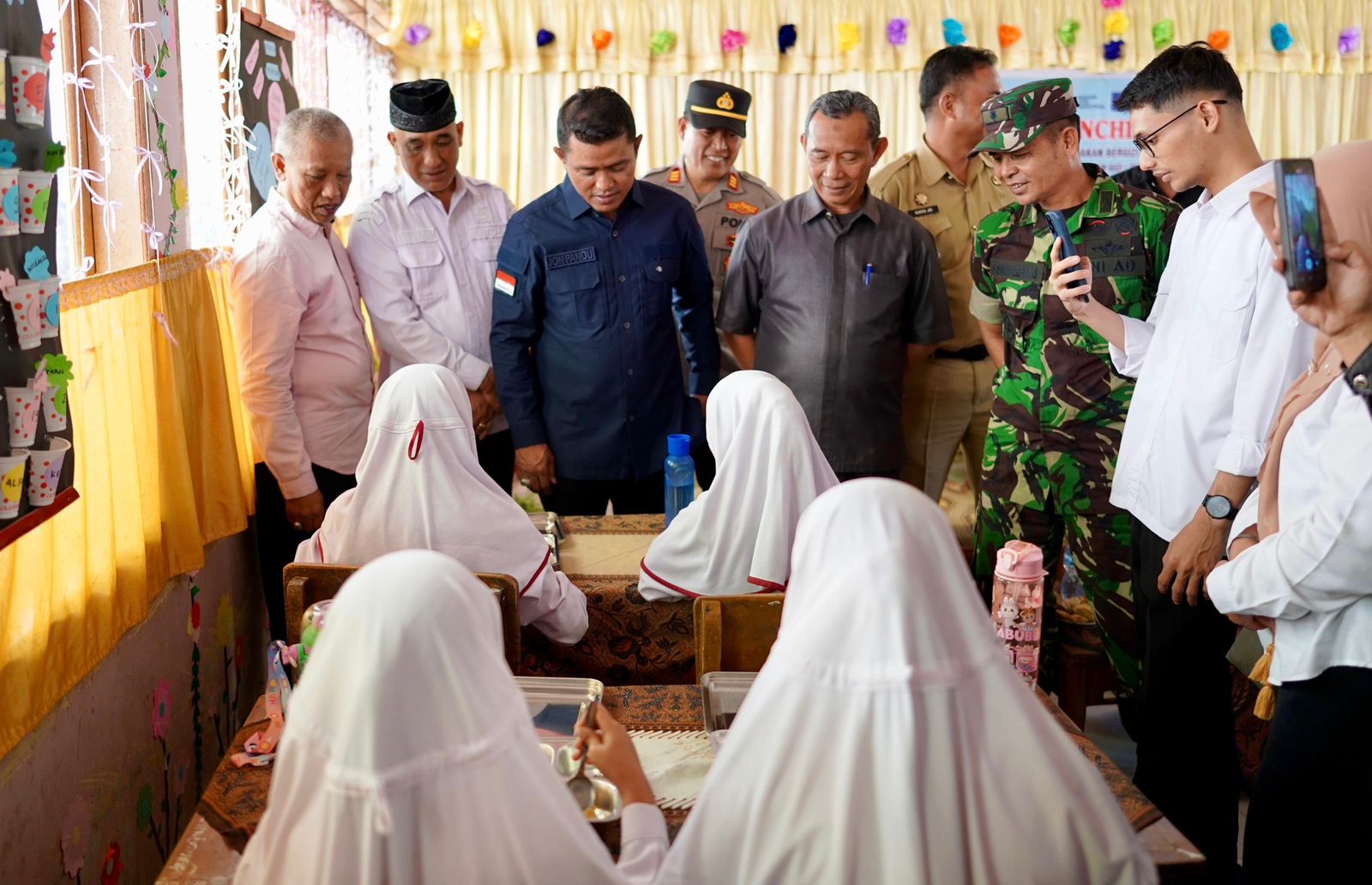 Saat Murid SD di Solok Menikmati Makan Bergizi Gratis dengan Lahap 