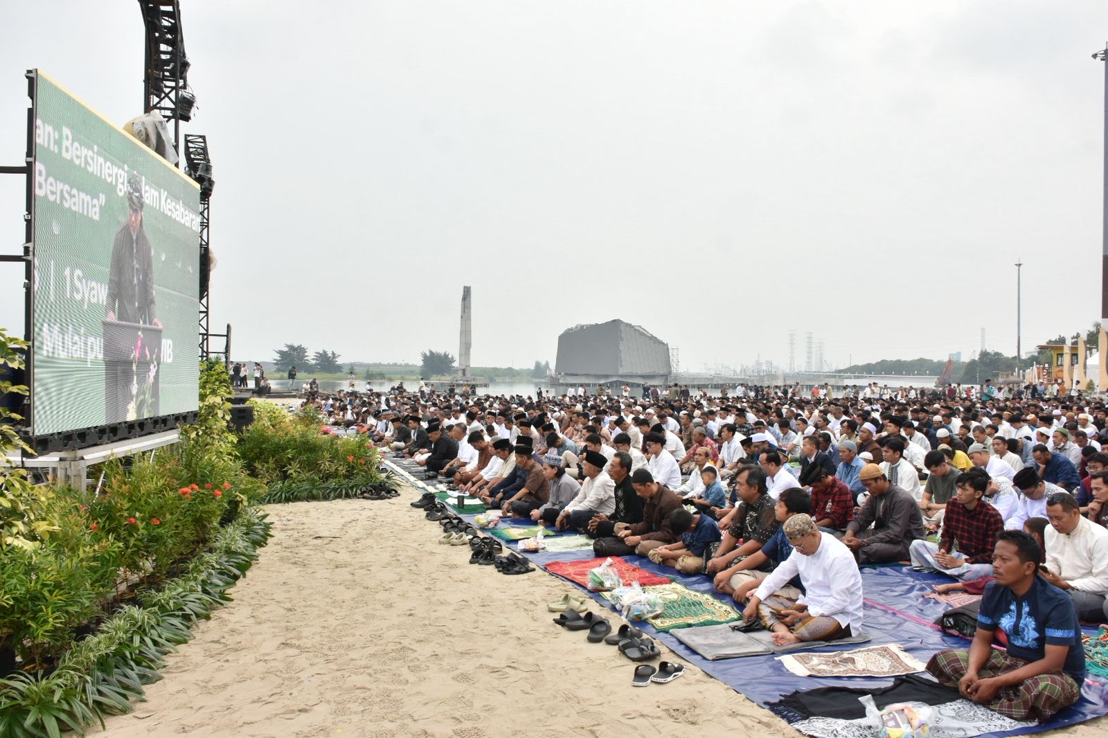 Salat Idul Fitri di Ancol Berlangsung Khidmat, Warga Padati Kawasan Pantai