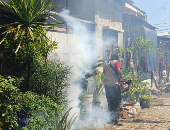 Respons Lamban, Anak 7 Tahun Kena DBD,  Warga Kampung Sawah Indah Lakukan Fogging Mandiri