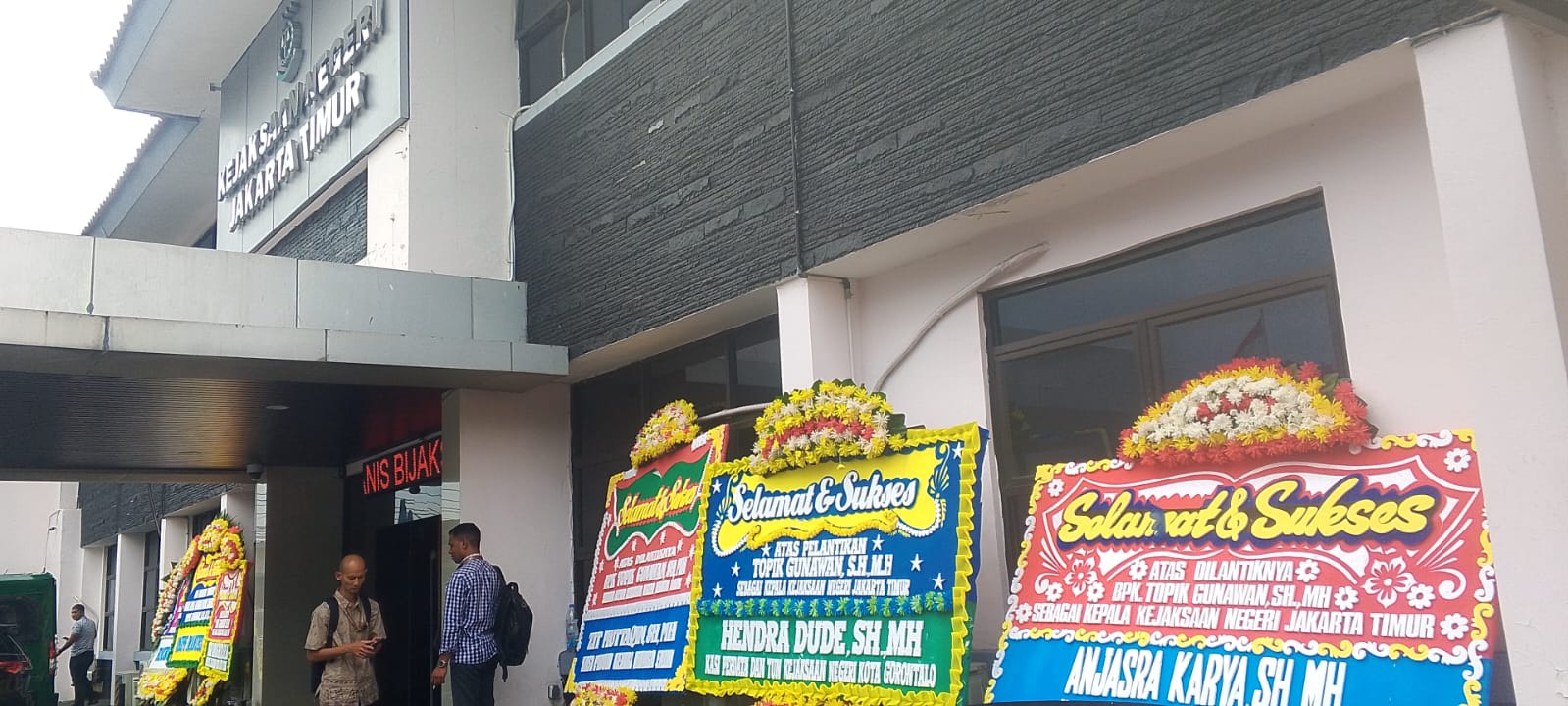 Karangan Bunga Penuhi Kejari Jaktim Jelang Pelantikan Kajari Topik Gunawan