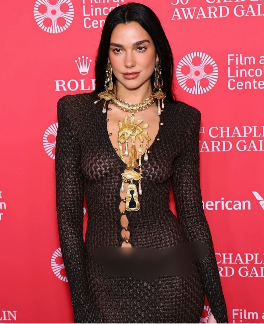 Tidak Cuma Jago Nyanyi, Dua Lipa Ternyata Juga Piawai Yoga di Tengah Laut