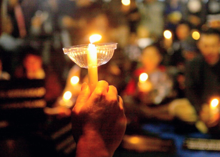Lilin Doa Pewarta Foto Indonesia, Menjaga Nyala Harapan bagi Kawan Jurnalis yang Hilang di Selat Sunda
