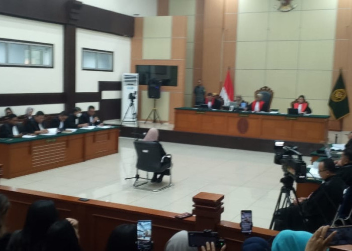 Sidang Perdana dr. Tifa Jadi Awal Proses Hukum, Disertasi Menanti