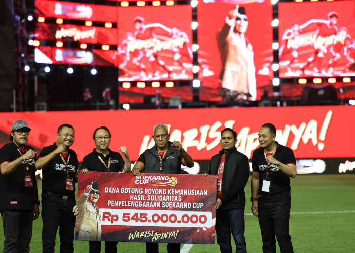 Prananda Prabowo Serahkan Bantuan Dana Gotong Royong untuk Korban Gempa NTT di Final Soekarno Cup