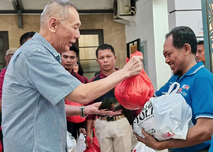 Babah Alun Bersama Artha Graha Peduli Salurkan Bantuan untuk Ratusan Pekerja Informal di Jakarta