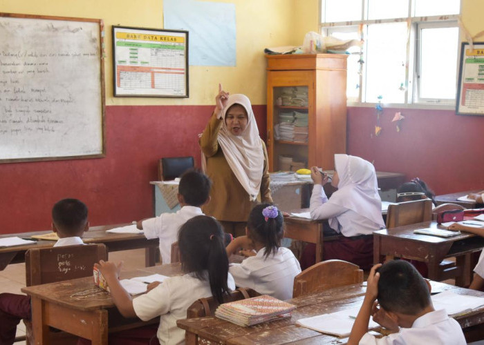 Kenaikan Insentif Guru Honorer Perlu Diimbangi Perhatian bagi Tenaga Administratif Sekolah