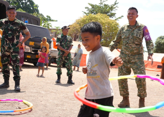 Puspsi TNI dan Kodim 1612/Manggarai serta Yonif TP 834/WM Berikan Trauma Healing untuk Penyintas Gempa NTT