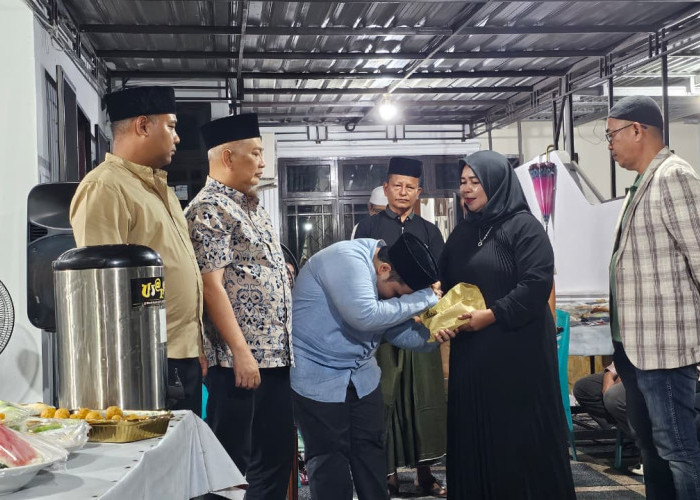 PWI Pusat Serahkan Uang Duka untuk Keluarga Almarhum Zulmansyah Sekedang di Pekanbaru