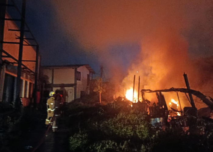 Kebakaran di Malam Takbiran, 9 Jongko di Pasar Ciroyom Dilalap Si Jago Merah
