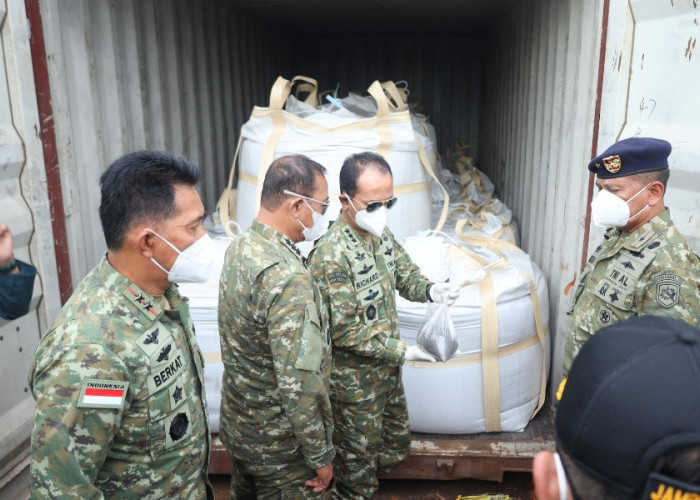 Begini Kronologis Penangkapan Kapal Penyelundup LTJ dan Radioaktif Ilegal di Batam