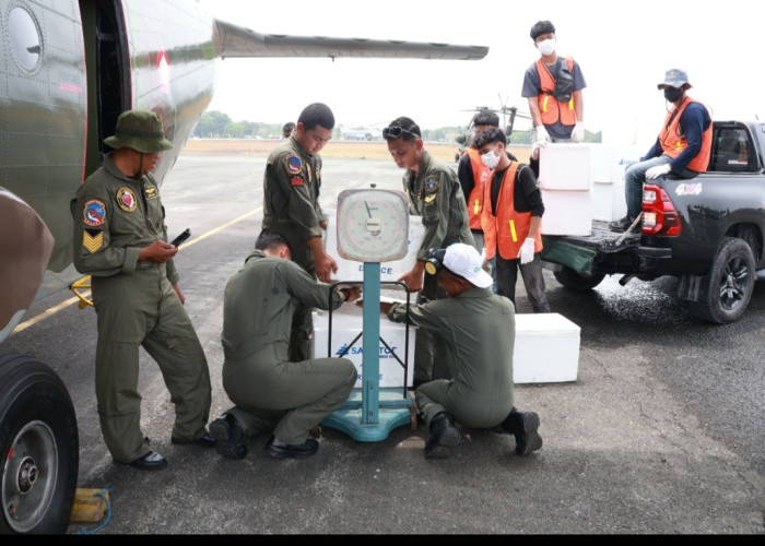 TNI Semai Puluhan Ton Garam dan  Dry Ice untuk Atasi Karhutla di Kalimantan dan Sumsel 