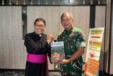 Romo Yos Bintoro Serahkan Buku, KSAD Dukung Pelayanan Keuskupan TNI - Polri