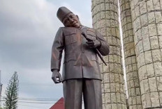 Duh, Leher Patung Soekarno di Indramayu Miring Gara-Gara Tertimpa Tenda