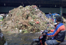 Lega, Sampah Menggunung di Pasar Kramat Jati Berhasil Diangkut