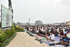 Salat Idul Fitri di Ancol Berlangsung Khidmat, Warga Padati Kawasan Pantai